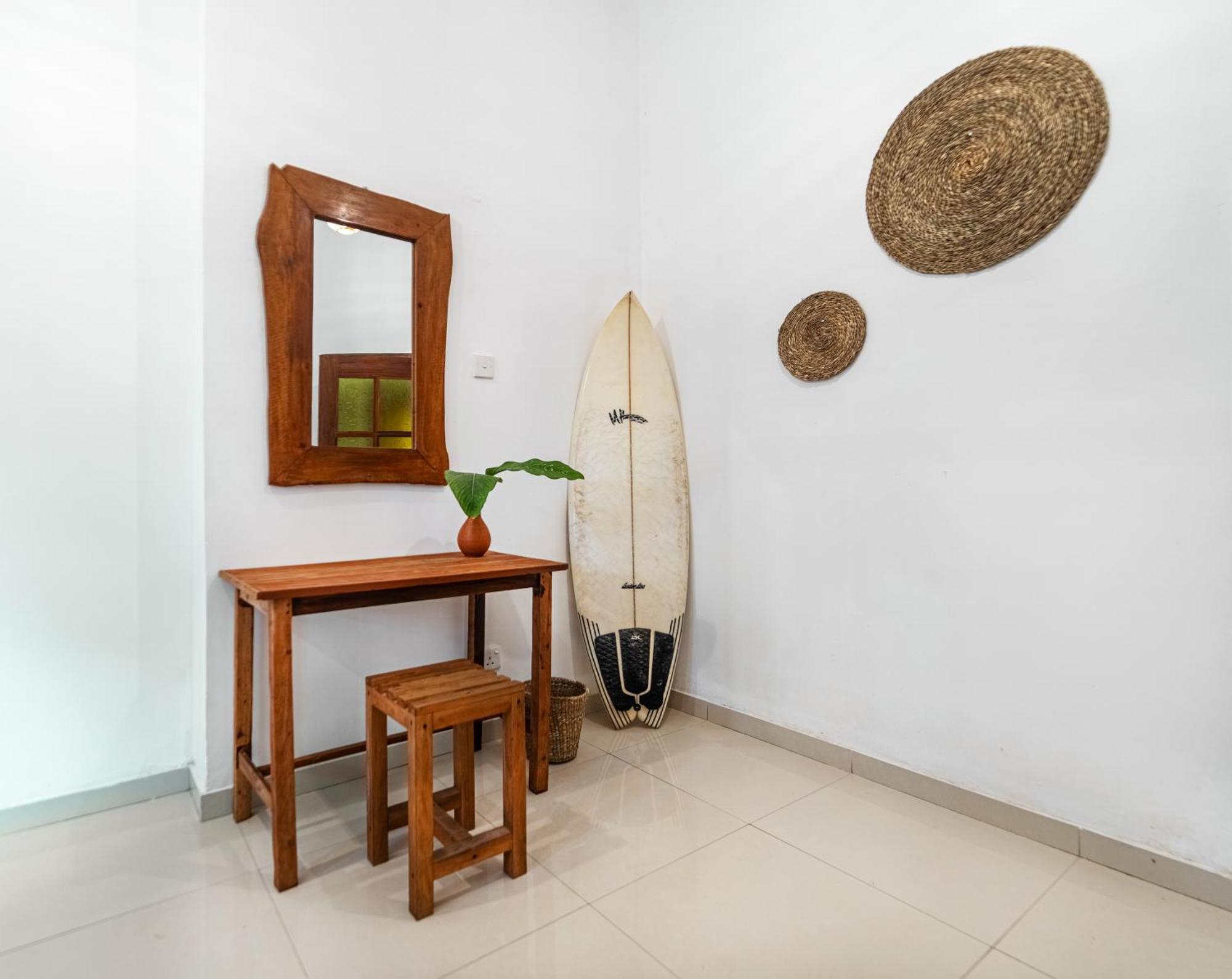 Drifter - Rooms & Food Midigama East Exteriér fotografie